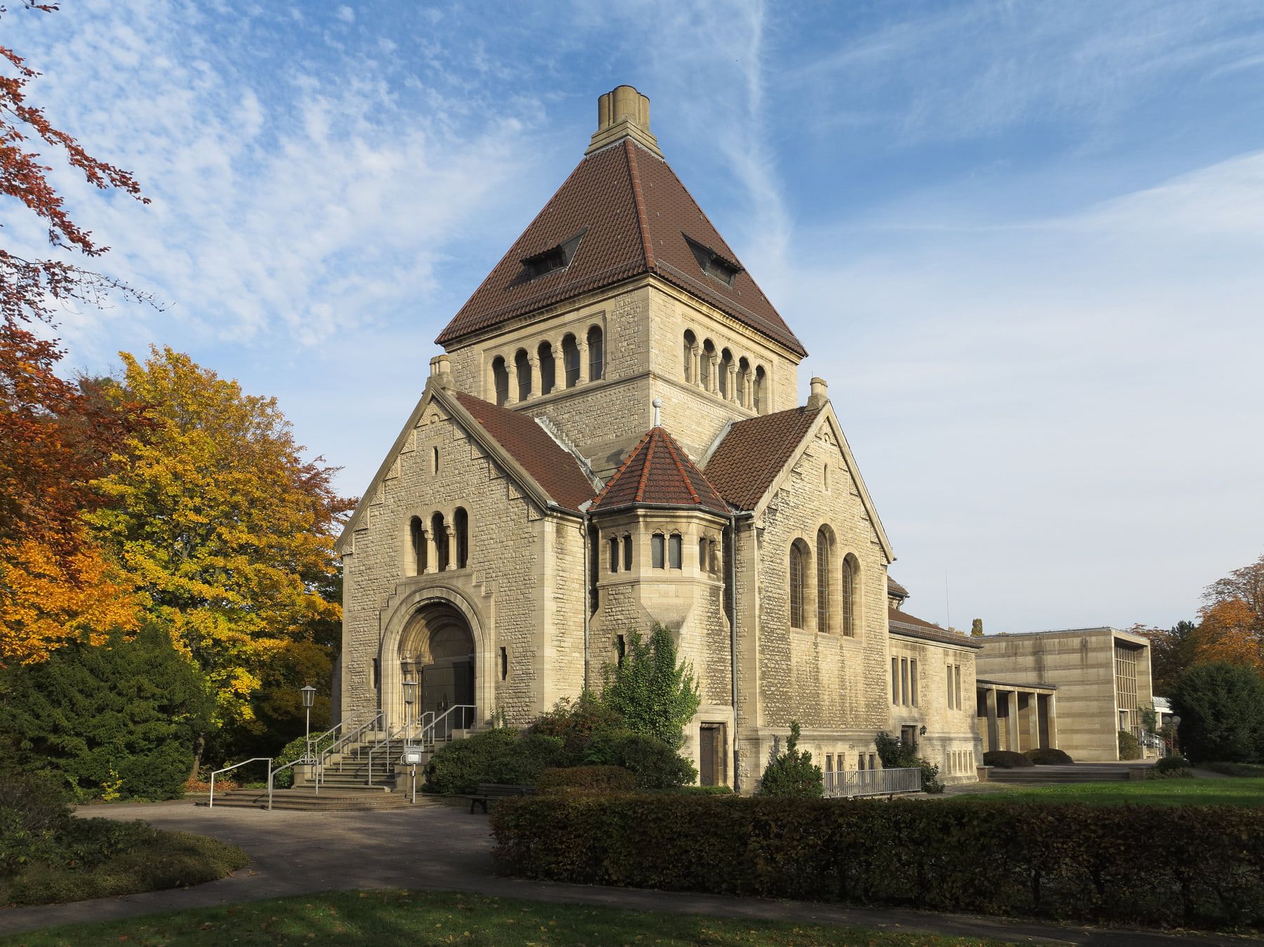 Neuromanische Feierhalle mit hohem Turmdach im Herbstlicht auf Hauptfriedhof Braunschweig