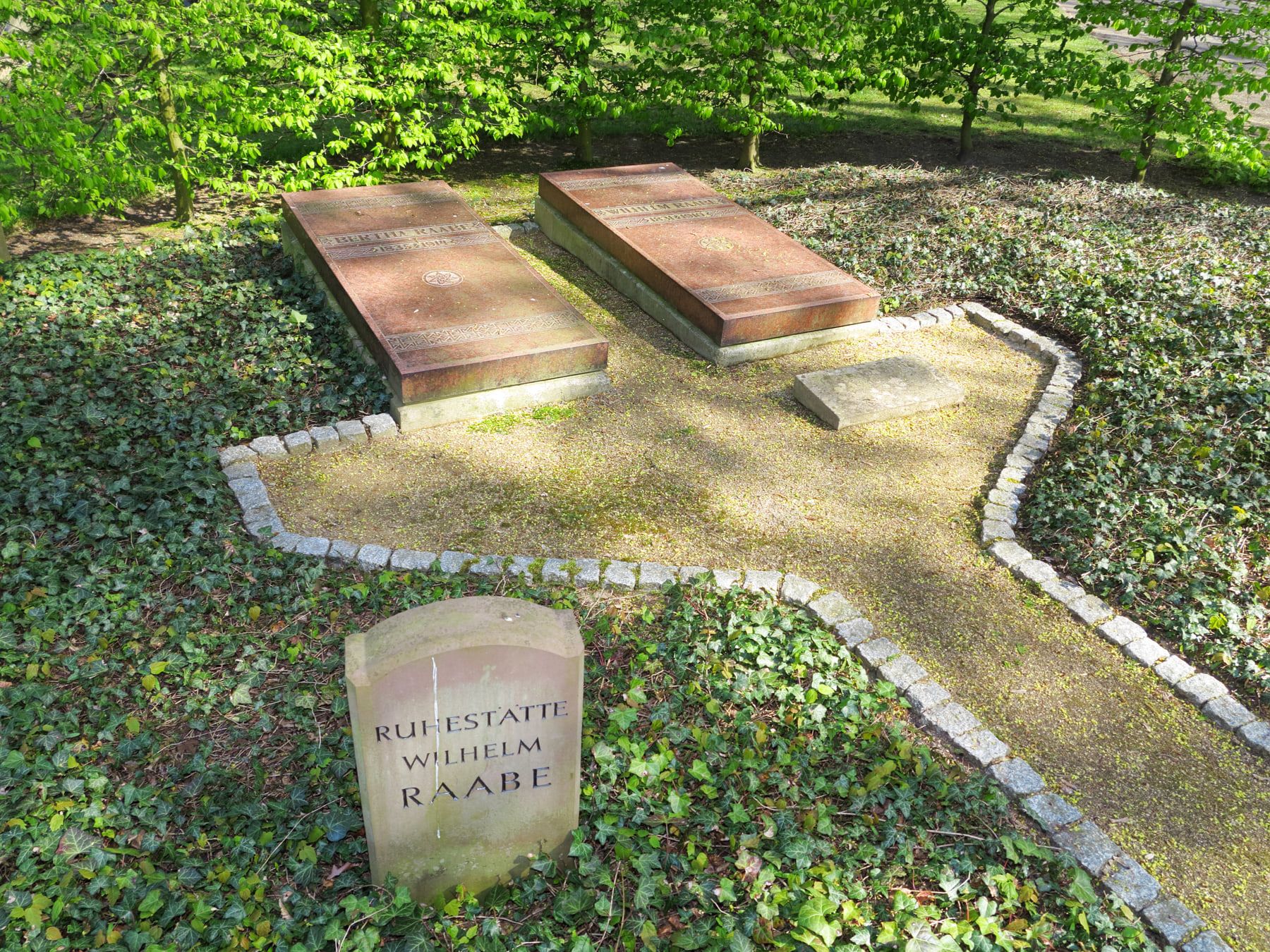 Grabstätte von Wilhelm Raabe auf Hauptfriedhof Braunschweig